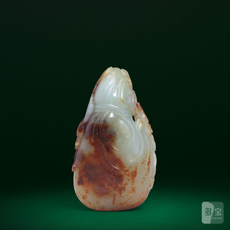 十八世紀 青玉帶皮荷包形把件 | A PALE GREEN AND RUSSET JADE CARVING OF A TIED POUCH, BAT AND PEONY - 图2